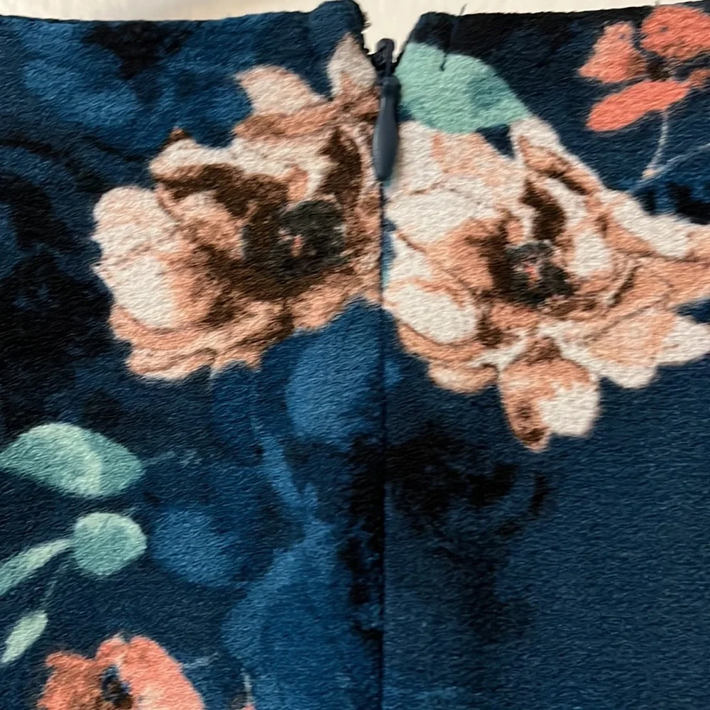 Beautiful floral Elle dress - Picture 3 of 5